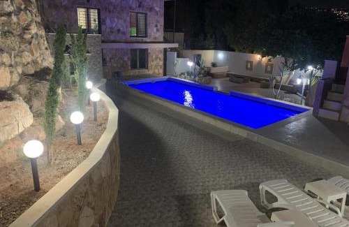 Suwailih Ski Chalet | Relaxing Oceanfront Happy Feet Chalet - Pet Friendly Retreat