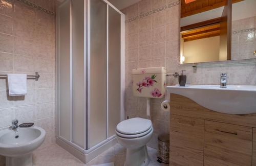 Zorzino Apartment | Welcoming Happy Guest Apartments - Your Lake & Green Retreat