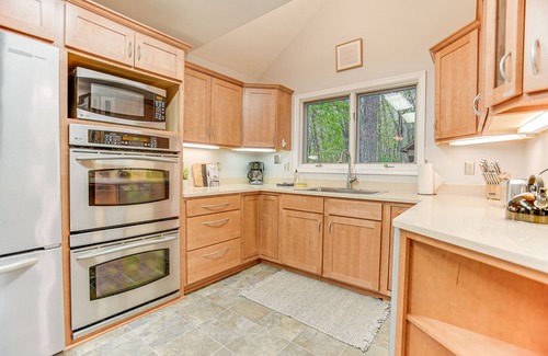 Bakerton House | Happy Harbor: Mountain & Riverside Retreat with Game Room!
