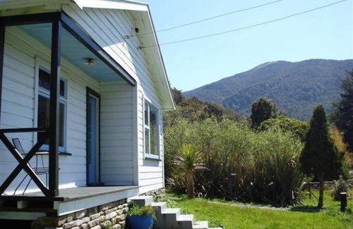 Blackball Cottage | Inviting Happy Harry's Hutch - Ideal for Paparoa Adventures
