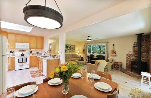 Murphys House | Experience Happy Hollow: Pet-Friendly Oasis with Spa & Breakfast