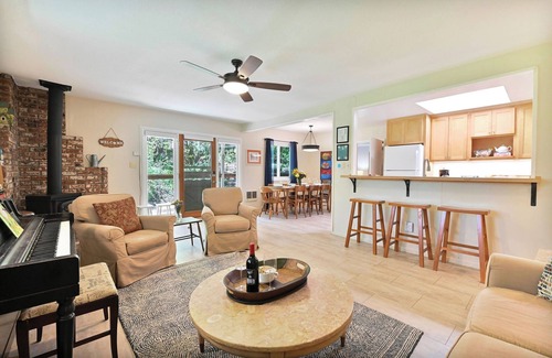 Murphys House | Experience Happy Hollow: Pet-Friendly Oasis with Spa & Breakfast
