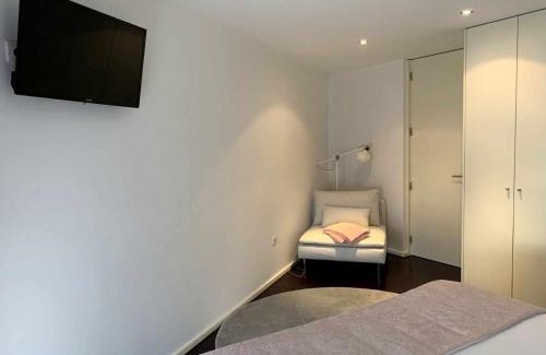 Fao Apartment | Enchanting Happy House: 4-Star Haven with Pool & Spa