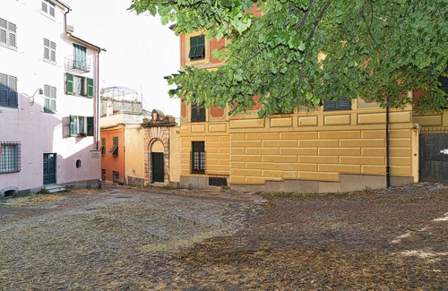 Castelletto Apartment | Central Happy Square: Family-Friendly with Breakfast Included