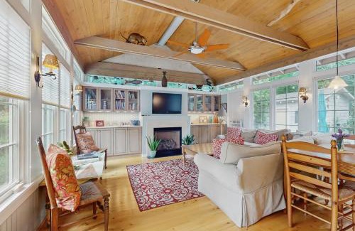 New Buffalo House | Delightful Happy Thoughts Cottage - 4-Star Family Retreat