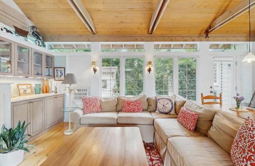 New Buffalo House | Delightful Happy Thoughts Cottage - 4-Star Family Retreat