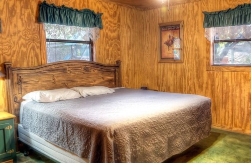 Garze House | Serene Getaway: Private Pool & River Access at Happy Trails