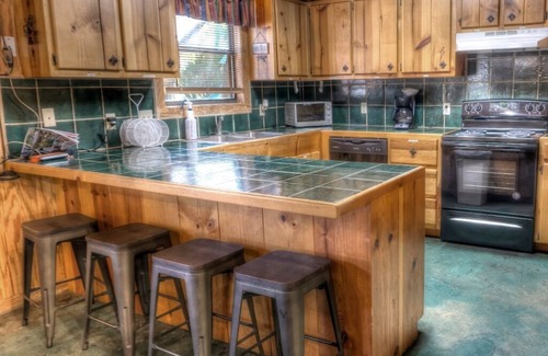 Garze House | Serene Getaway: Private Pool & River Access at Happy Trails