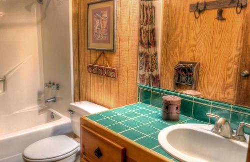 Garze House | Serene Getaway: Private Pool & River Access at Happy Trails