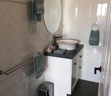 Port Lincoln House | Discover Happy Valley Rest: Oceanfront Escape with Breakfast