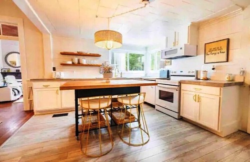 De Funiak Springs House | Happy Victorian charming 4-bedroom house in historic DeFuniak Springs