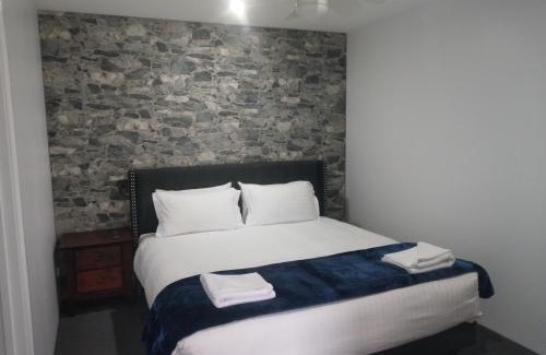 White Hills Hotel | Adult-Only Happy Wanderer Motel in Bendigo with Pool Access