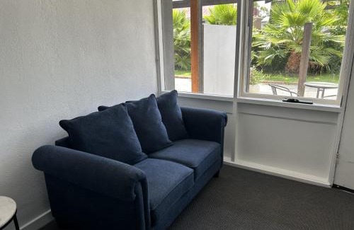 White Hills Hotel | Adult-Only Happy Wanderer Motel in Bendigo with Pool Access