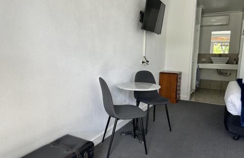 White Hills Hotel | Adult-Only Happy Wanderer Motel in Bendigo with Pool Access