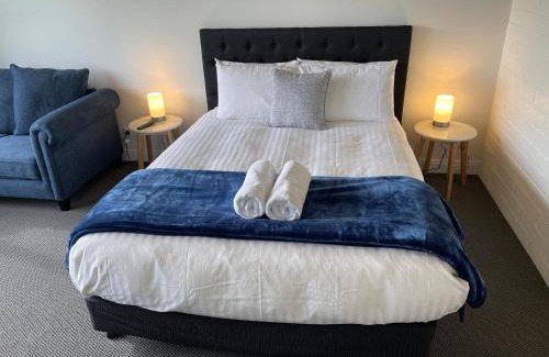 Lake Boga Hotel | Serene Lake Views at Happy Wanderer Motel in Lake Boga