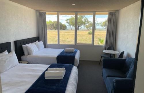 Lake Boga Hotel | Serene Lake Views at Happy Wanderer Motel in Lake Boga