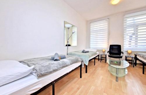 Neuschonefeld Apartment | Top-Rated HappySide EASYROOMS with Kitchen & Pet-Friendly