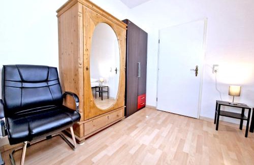 Neuschonefeld Apartment | Top-Rated HappySide EASYROOMS with Kitchen & Pet-Friendly