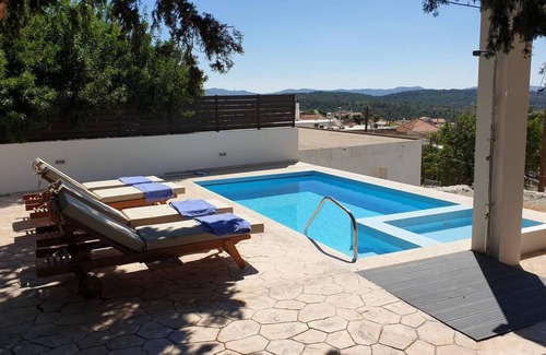 Monolithos House | Experience Hara Monolithos House: Family-Friendly Retreat
