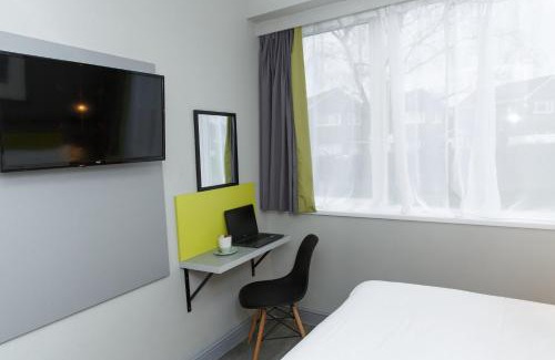 Newport Pagnell Hotel | Convenient Harben House: Family-Friendly with Delicious Dining