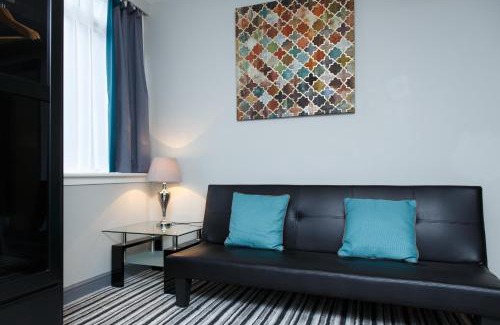 Newport Pagnell Hotel | Convenient Harben House: Family-Friendly with Delicious Dining