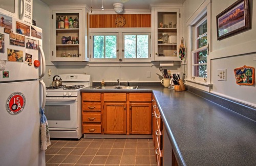 Harbert Cottage | Inviting Harbert Cottage + Studio: Steps from the Beach!