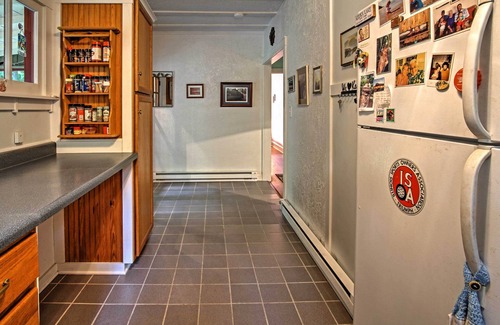 Harbert Cottage | Inviting Harbert Cottage + Studio: Steps from the Beach!