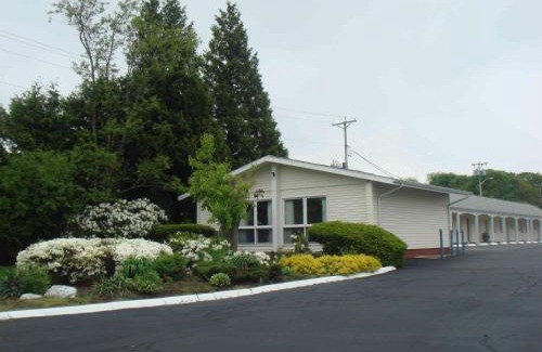 Newport Hotel | Budget-Friendly Harbor Base Inn with Breakfast Included