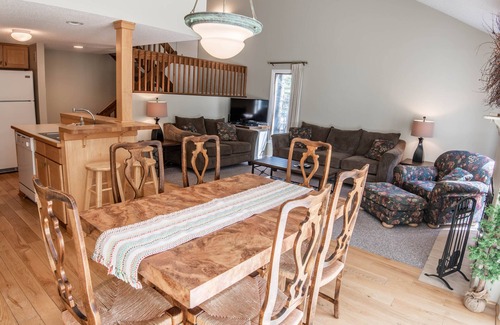 Harbor Springs Condo | Beachfront Condo #39 with Pool & Private Beach Access
