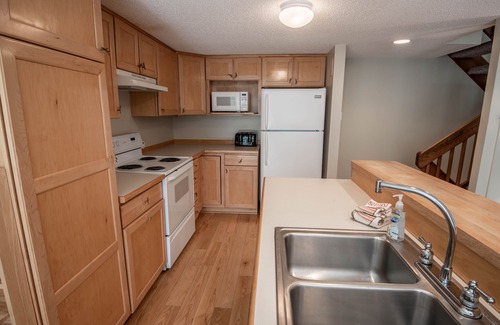 Harbor Springs Condo | Beachfront Condo #39 with Pool & Private Beach Access