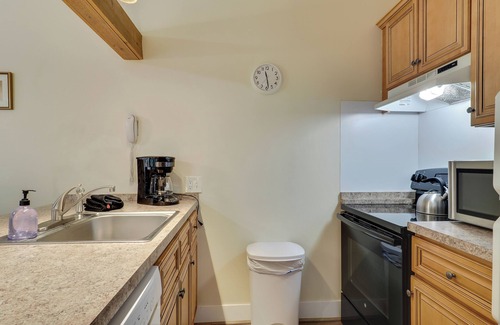 Menonaqua Beach Condo | Harbor Cove #5, Near Skiing, Golf & Downtown