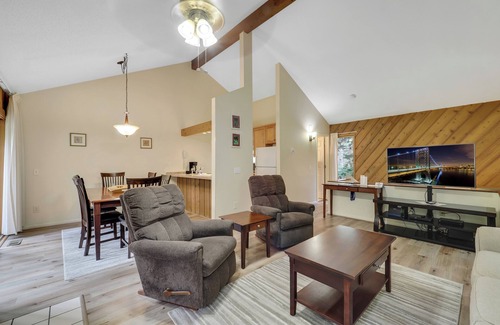 Menonaqua Beach Condo | Harbor Cove #5, Near Skiing, Golf & Downtown