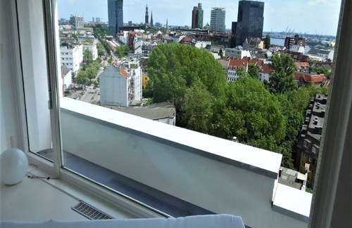 Saint Pauli Apartment | Prime Location Suite with Beautiful Harbor and Elbe Views