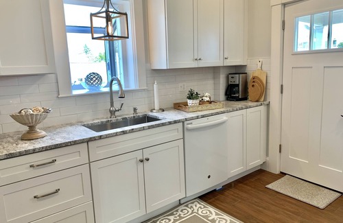 Dartmouth Cottage | Seaside Retreat: Harbor Front Cottage in Padanaram Village