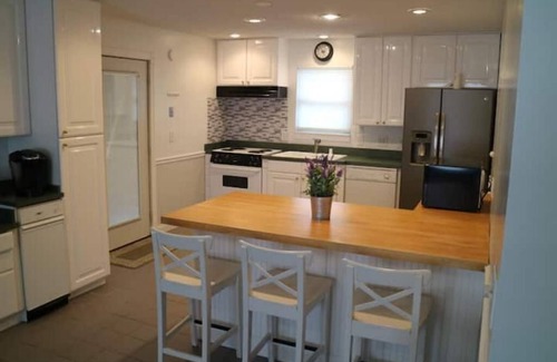 Jamestown House | Top-Rated Harbor Hilltop at Cumberland with Hot Tub & Breakfast
