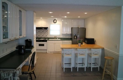 Jamestown House | Top-Rated Harbor Hilltop at Cumberland with Hot Tub & Breakfast