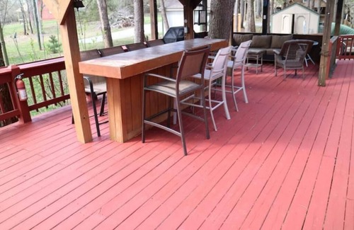 Jamestown House | Top-Rated Harbor Hilltop at Cumberland with Hot Tub & Breakfast