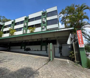 Vila Baependi Hotel | Pet-Friendly Harbor Inn Jaraguá: Family-Ready Getaway