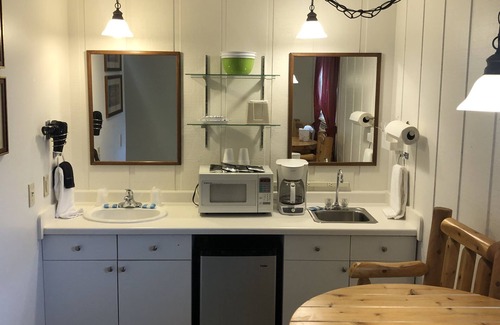 Bayfield Hotel | Harbor's Edge Motel: Family-Friendly with Breakfast Included