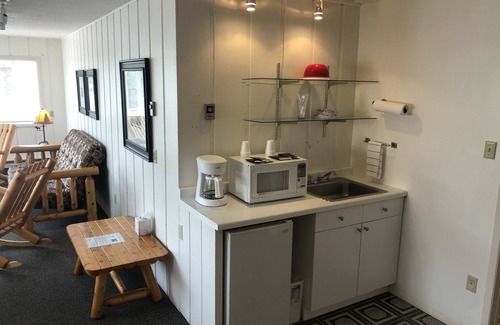 Bayfield Hotel | Harbor's Edge Motel: Family-Friendly with Breakfast Included