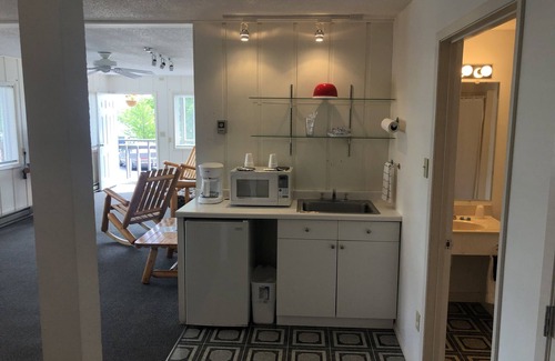 Bayfield Hotel | Harbor's Edge Motel: Family-Friendly with Breakfast Included