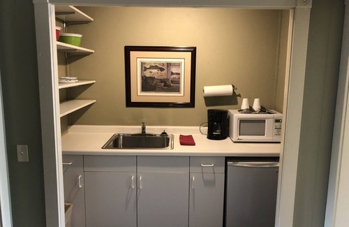 Bayfield Hotel | Harbor's Edge Motel: Family-Friendly with Breakfast Included