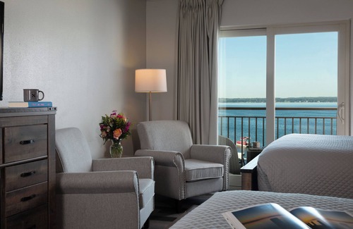 Lake Geneva Hotel | Relax at Harbor Shores on Lake Geneva with Pool and Spa