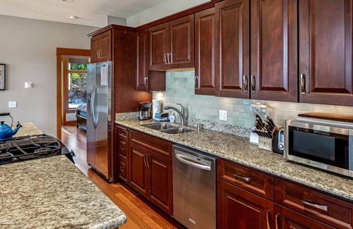 Friday Harbor Condo | Downtown Harbor View Condo - Family-Friendly Retreat