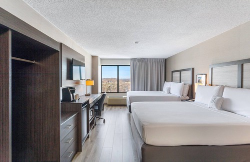 Oxon Hill Hotel | Harborside Hotel: Eco-Friendly Retreat with Spa & Dining