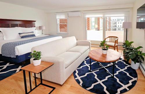 Yachting Village Hotel | Family-Friendly Getaway at Harborside Inn with Hot Tub