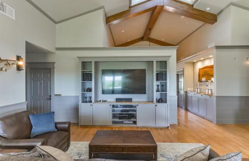 Hitchcock Cabin | Harborwalk Lodge: Guest Rated 10/10 with Pool & Breakfast