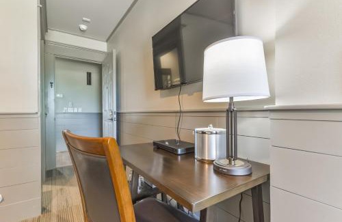 Hitchcock Cabin | Harborwalk Lodge: Guest Rated 10/10 with Pool & Breakfast