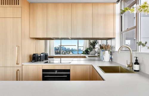 Cremorne Apartment | Harbour Bliss: Unique Design & Scenic Views Await