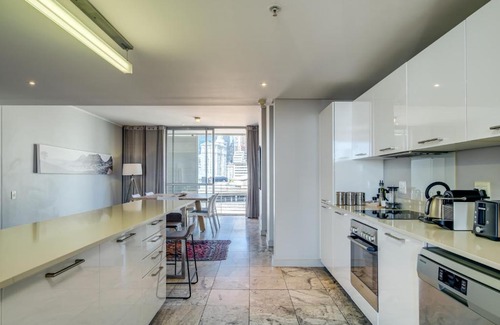Victoria and Alfred Waterfront Apartment | Harbour Bridge 417: Wheelchair Accessible & Rated 9/10